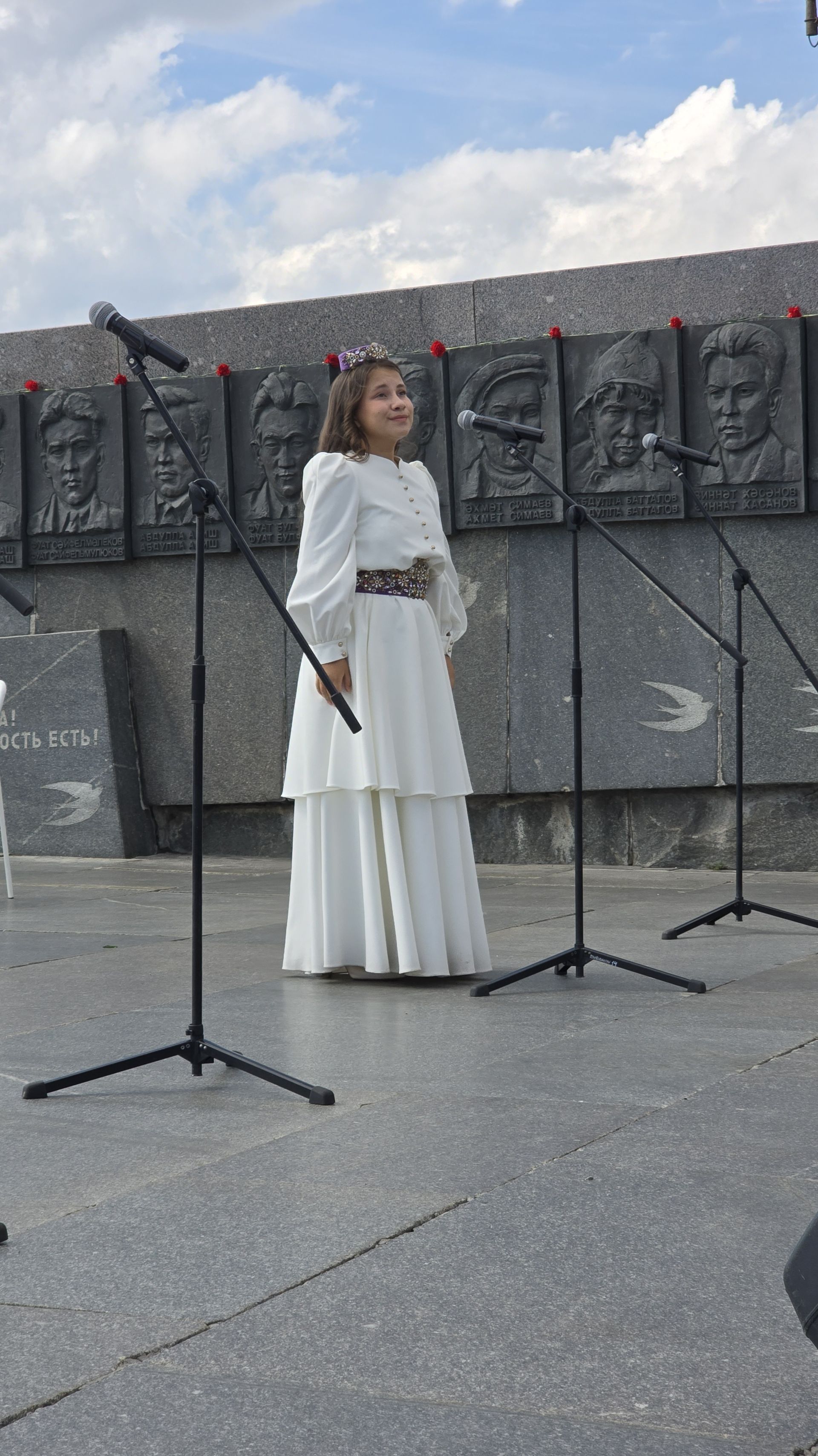 Муса Җәлил һәйкәле янында чәчәкләр салу тантанасы.