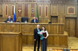 Ландыш Әбүдәрова Татарстан Республикасы Дәүләт Советы Рәисенең Рәхмәт хаты белән бүләкләнде